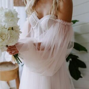 Elegant white Off-Shoulder removeable sleeves.